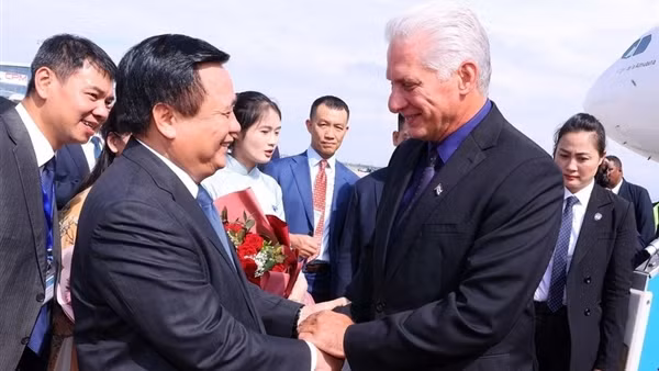Chủ tịch nước Cuba và Phu nhân đến Hà Nội, bắt đầu thăm cấp Nhà nước