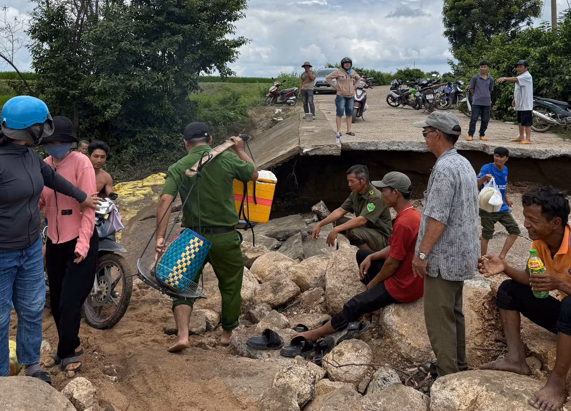 Công an xã khắc bê đá dọn lối đi cho người dân -0