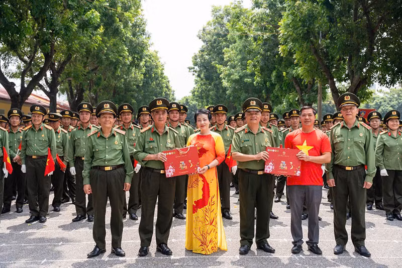 Yến Helen Khánh Hòa tri ân, đồng hành cùng các CBCS Công an thực hiện nhiệm vụ A80 -1
