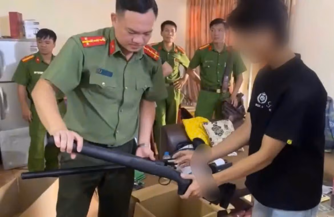 Xử lý đối tượng rao bán 44 khẩu súng gas bắn bi nhựa, bi sắt&nbsp;trên YouTube -1