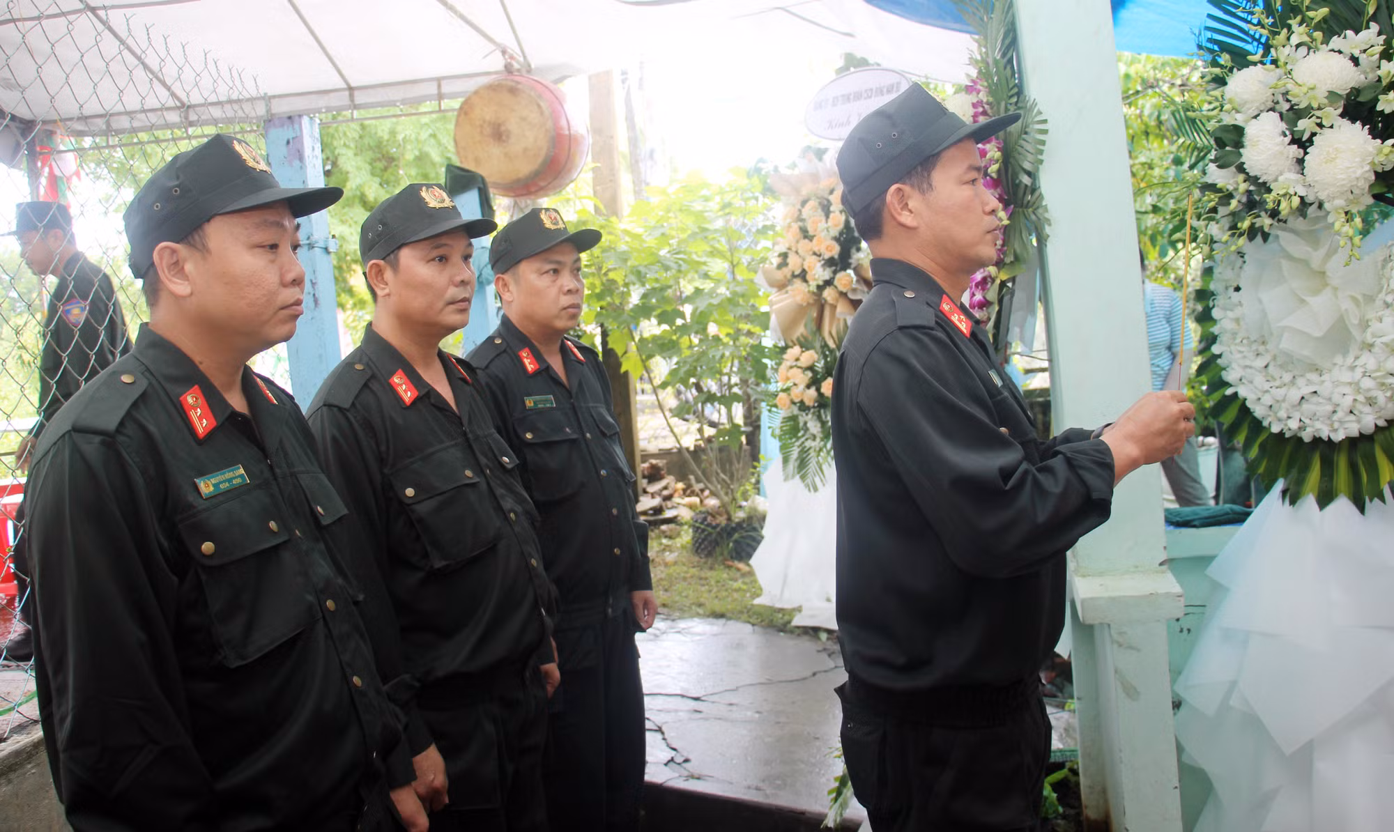 Lãnh đạo Bộ Tư lệnh CSCĐ viếng mẹ của chiến sĩ đang tham gia diễu binh, diễu hành tại A80 -1