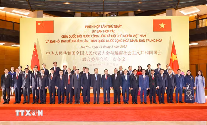 Chủ tịch Quốc hội hội đàm với Ủy viên trưởng Nhân đại toàn quốc Trung Quốc -0