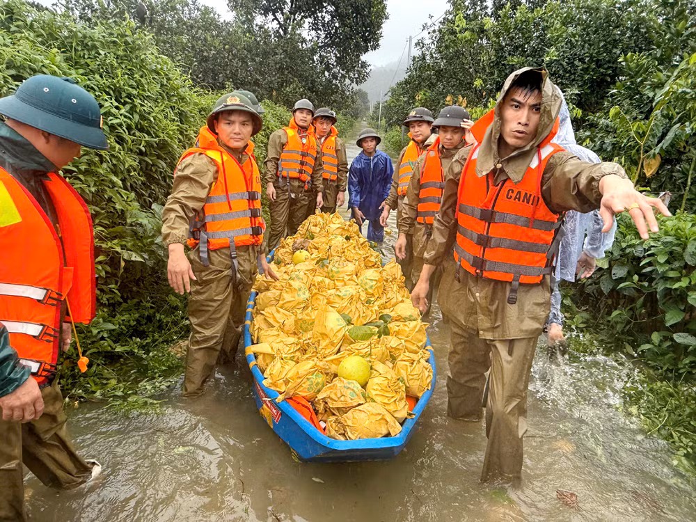 Sau bão, người dân xứ Nghệ lại gồng mình với lũ lụt -0