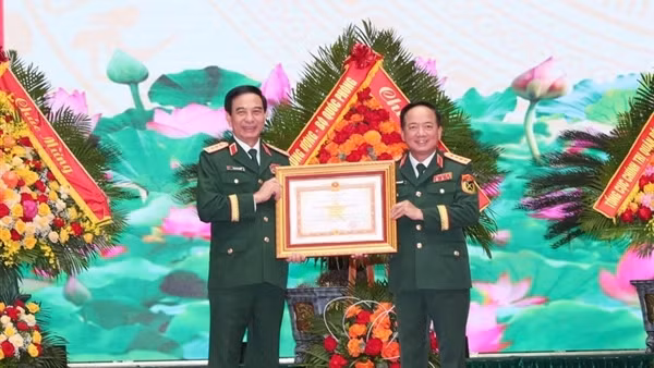 Trao Huân chương tặng Đại tướng Phan Văn Giang và lãnh đạo Bộ Quốc phòng