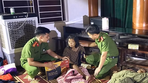 Minh chứng sinh động phản bác luận điệu xuyên tạc hình ảnh Công an giúp dân phòng, chống bão