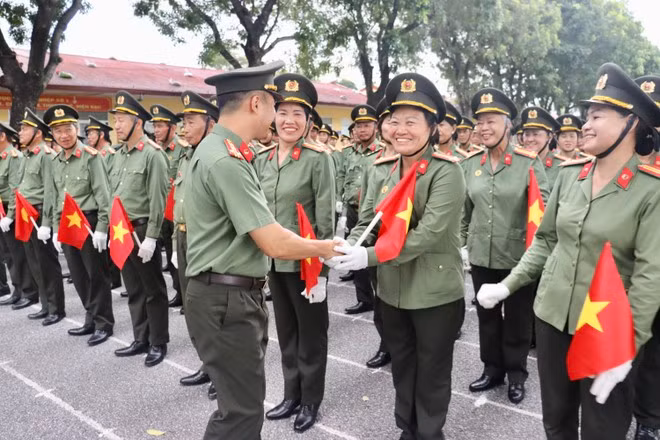 Lãnh đạo Công an thành phố thăm, động viên khối Cựu CAND Việt Nam tham gia diễu binh, diễu hành A80 -0