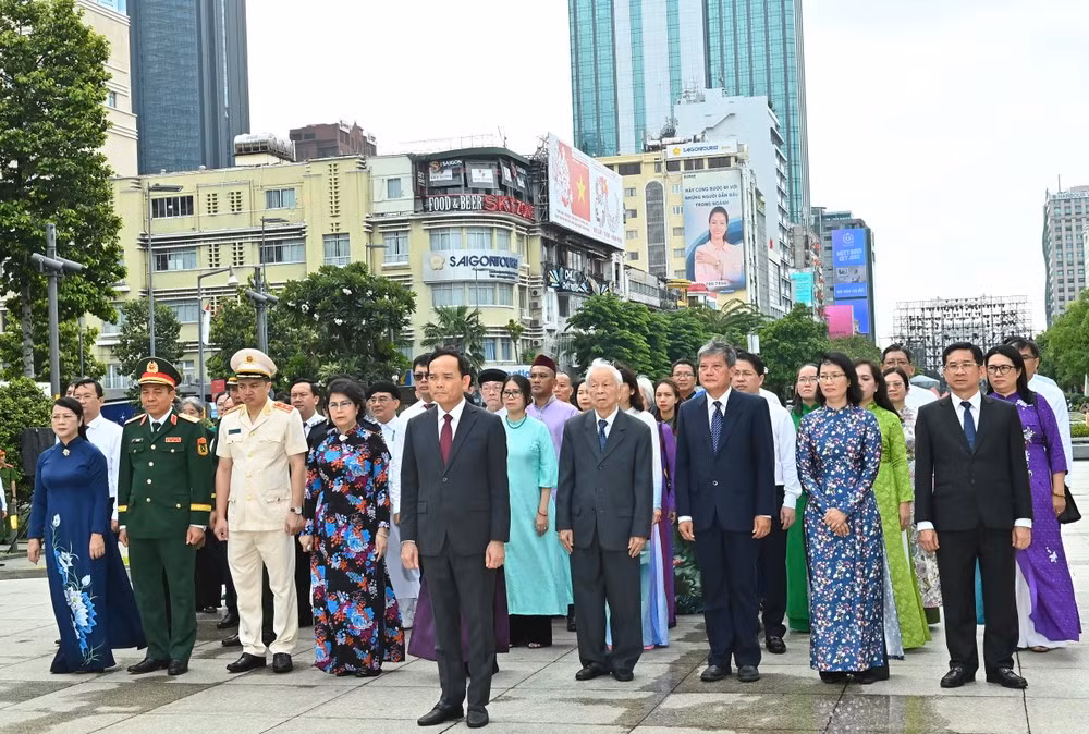 Đoàn đại biểu TP Hồ Chí Minh dâng hương tưởng nhớ Chủ tịch Hồ Chí Minh và Chủ tịch Tôn Đức Thắng -0