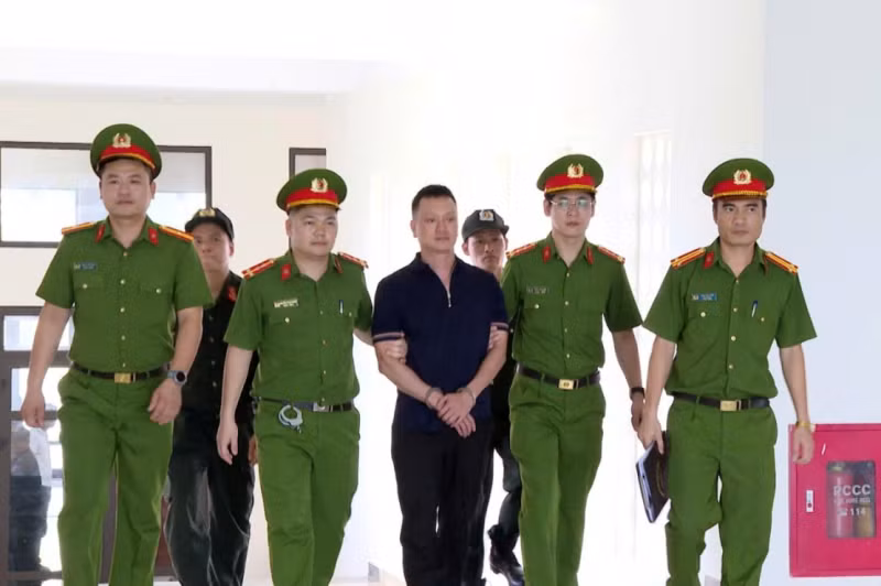 Khởi tố vợ chồng “Vi ngộ” về tội “trốn thuế” -0