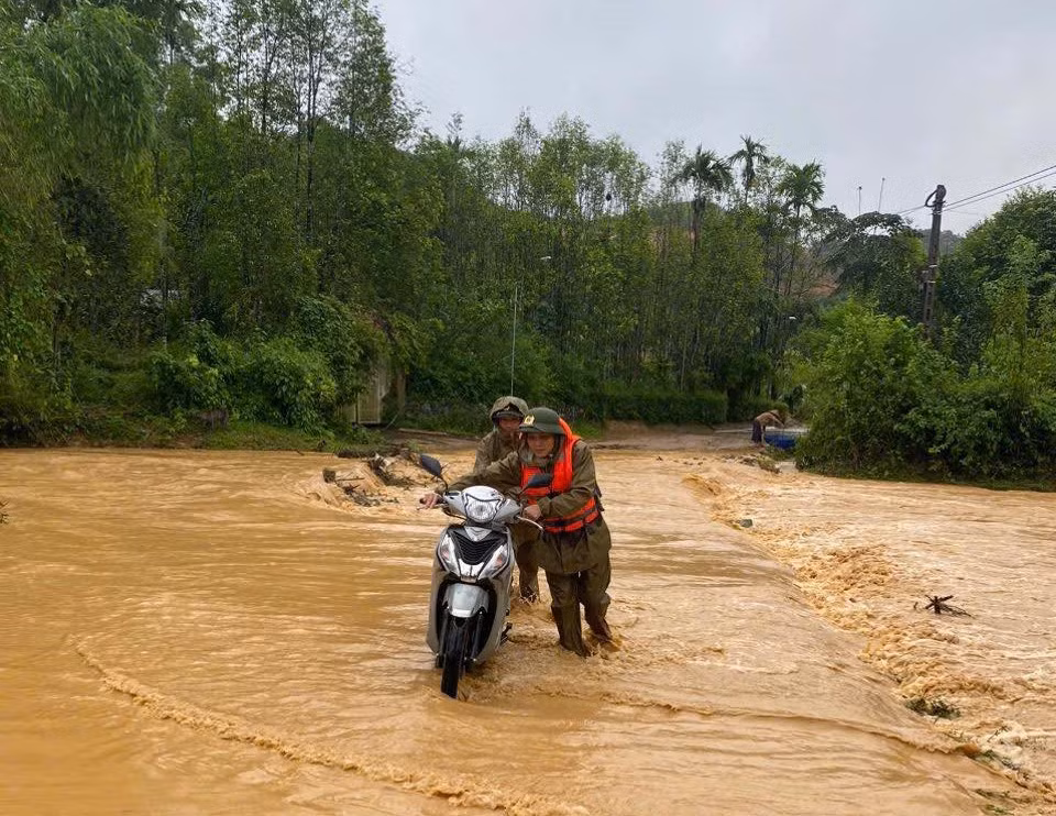 Sau bão, người dân xứ Nghệ lại gồng mình với lũ lụt -0