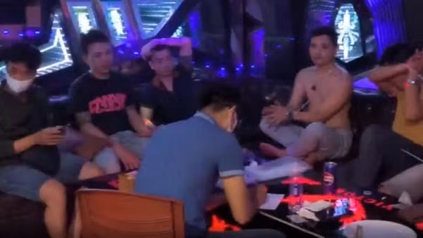 Tạm giữ 6 đối tượng dương tính ma túy tại quán karaoke Victory