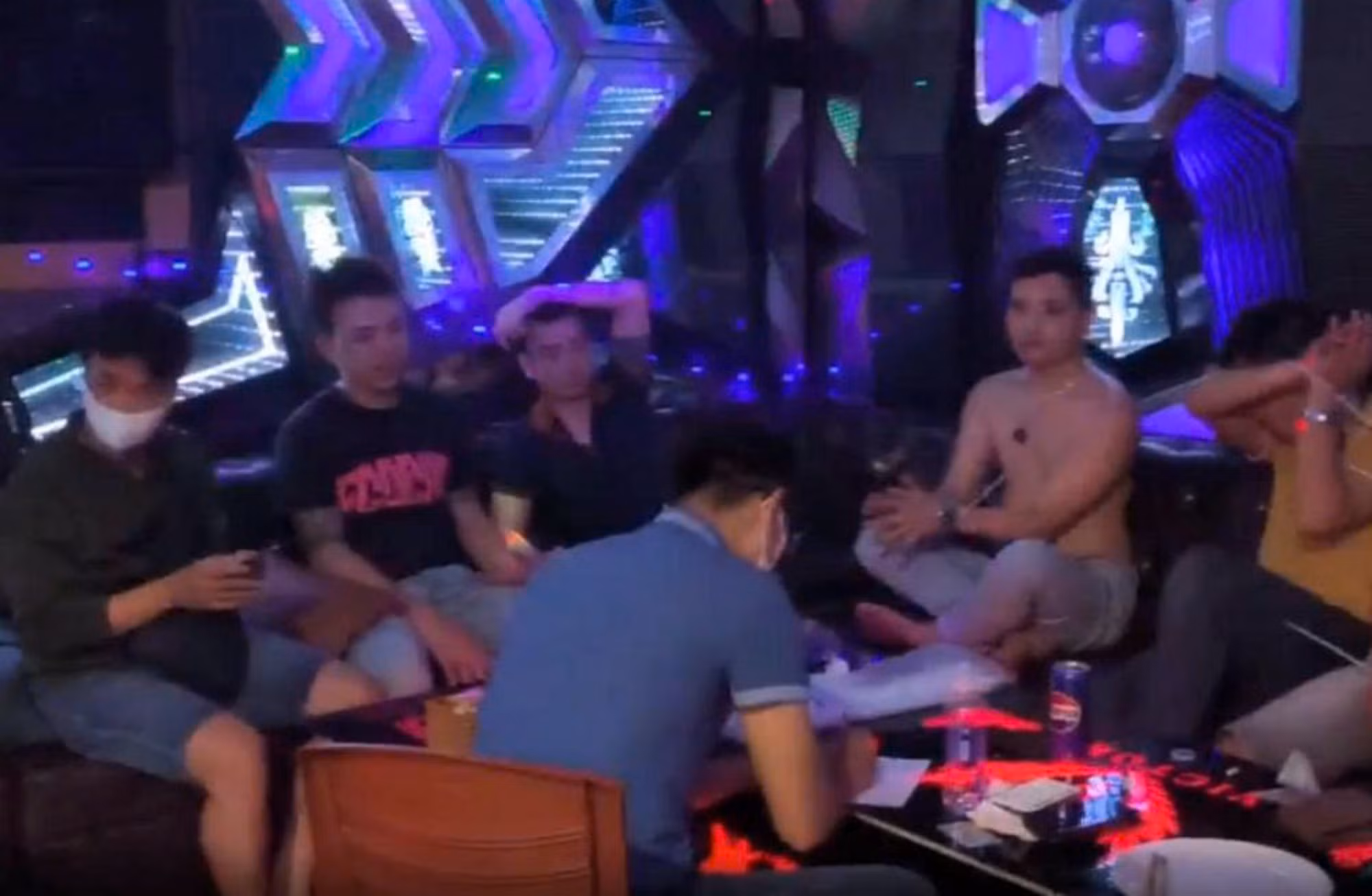 Tạm giữ 6 đối tượng dương tính ma túy tại karaoke Victory -0