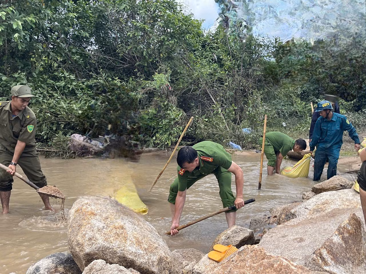Công an xã khắc bê đá dọn lối đi cho người dân -0