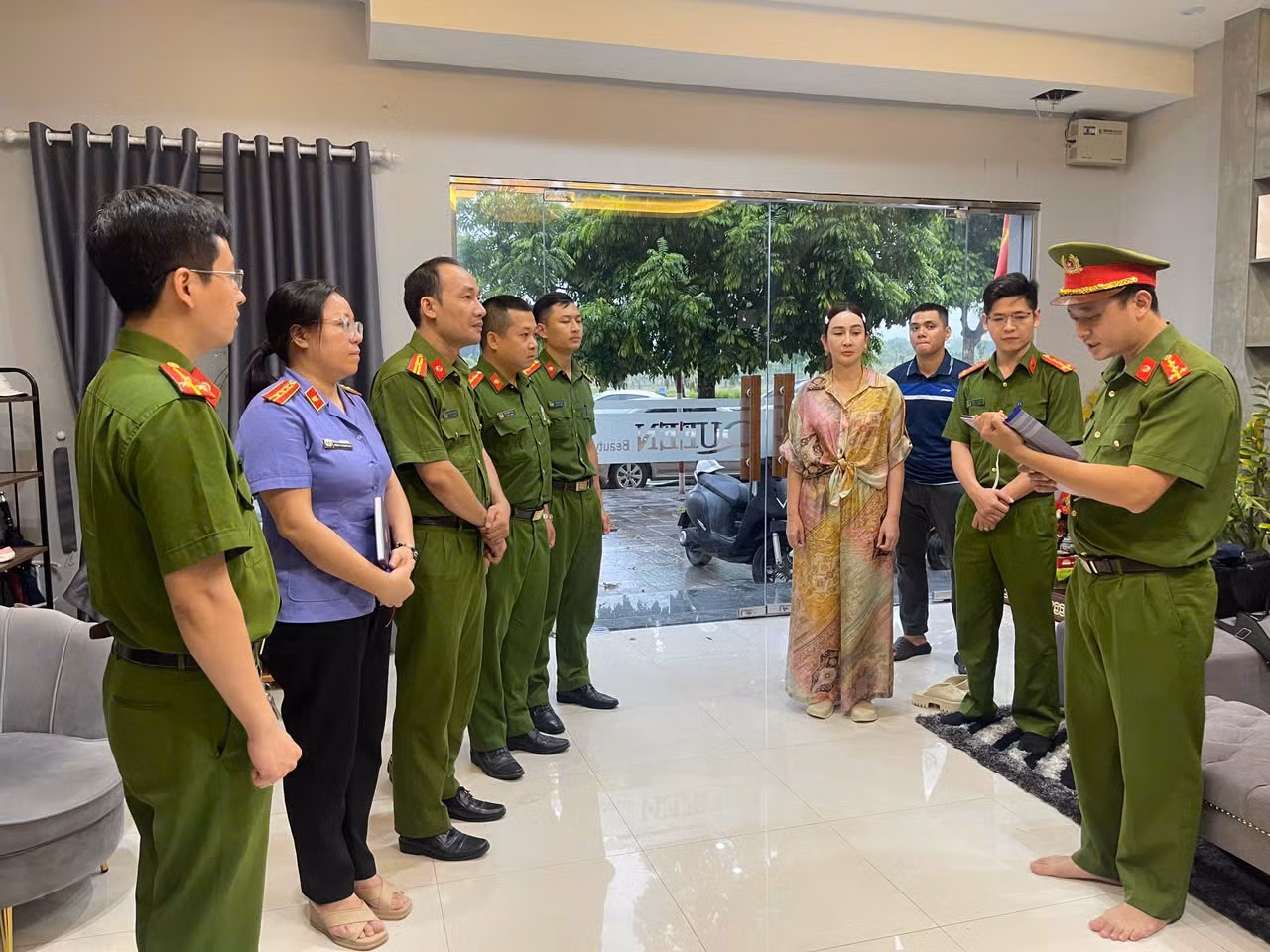 Khởi tố vợ chồng “Vi ngộ” về tội “trốn thuế” -0