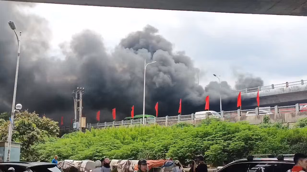 Cháy bãi gửi xe ở chân cầu Vĩnh Tuy, khói đen đặc khét lẹt -0