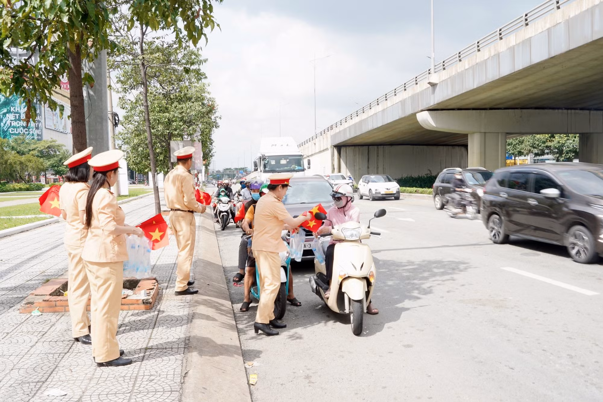 Công an Đồng Nai tặng nước uống và khăn lạnh cho người dân về quê nghỉ lễ 2/9. -0