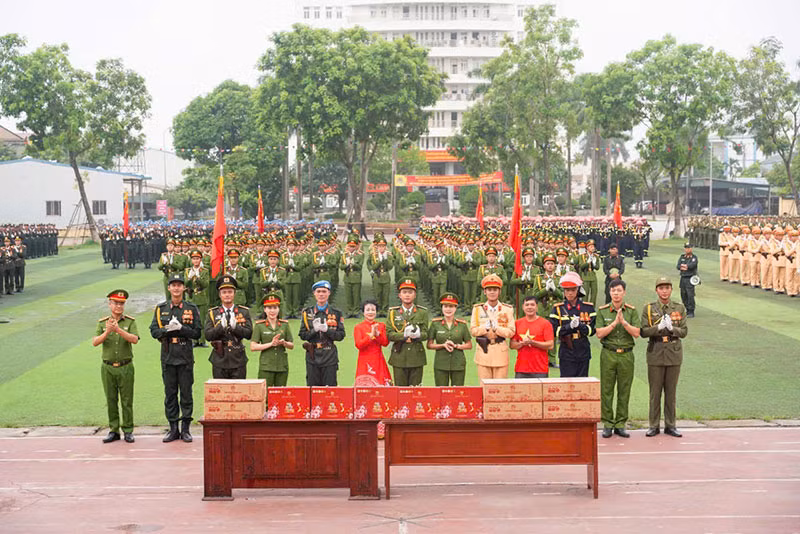 Yến Helen Khánh Hòa tri ân, đồng hành cùng các CBCS Công an thực hiện nhiệm vụ A80 -0
