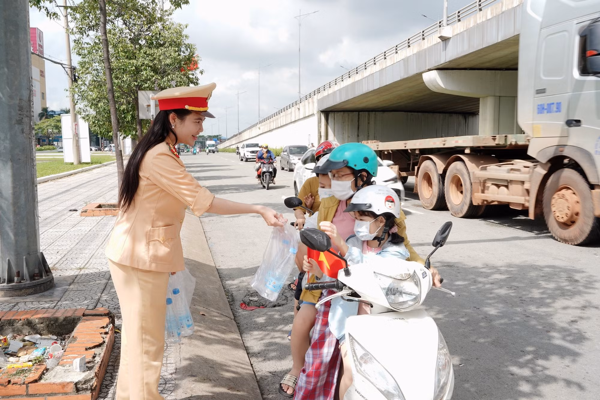 Công an Đồng Nai tặng nước uống và khăn lạnh cho người dân về quê nghỉ lễ 2/9. -0