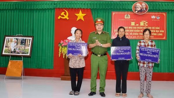 Văn phòng Cơ quan CSĐT Bộ Công an trao nhà, tặng quà cho người nghèo