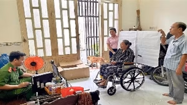 Công an cơ sở giúp đỡ đảng viên bệnh tật, già yếu cấp, đổi thẻ Đảng