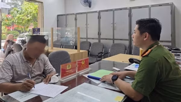 Công an phường Láng rà soát, xử phạt vi phạm trông giữ xe, bảo đảm ANTT Đại lễ A80