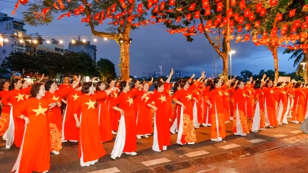 “Sắc đỏ Ba Đình” rực rỡ mừng đại lễ, khẳng định “Hà Nội – Đến để yêu”