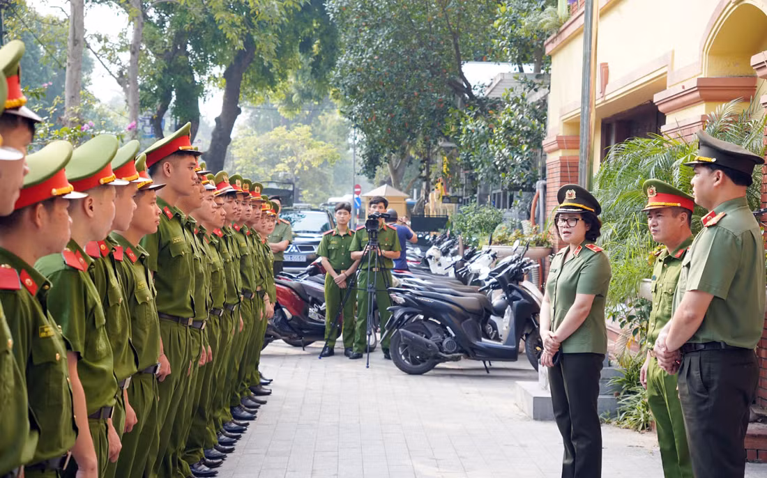 Tuổi trẻ CAND tiếp tục ra quân tổng dọn dẹp đường phố Hà Nội hậu bão số 3 -0