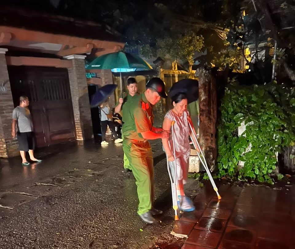 Quận Bắc Từ Liêm di dời trên 5.300 người dân ven sông Hồng, sông Nhuệ, sông Pheo, Cầu Đá đến nơi an toàn -1