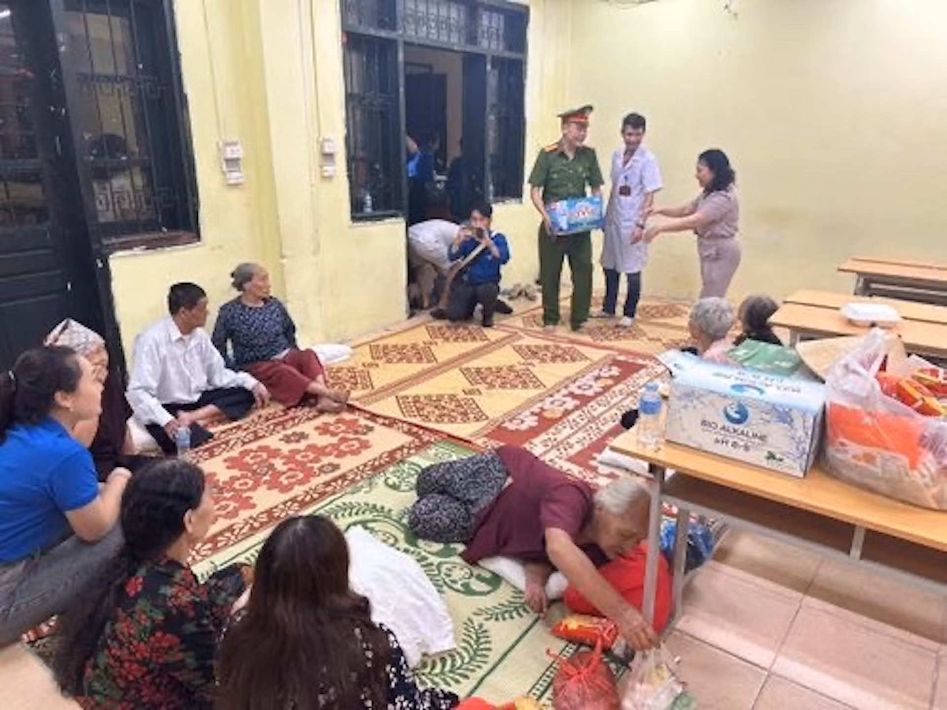 Nước sông Hồng tiếp tục dâng cao, nhiều tuyến phố ở Phúc Xá tiếp tục ngập úng -0