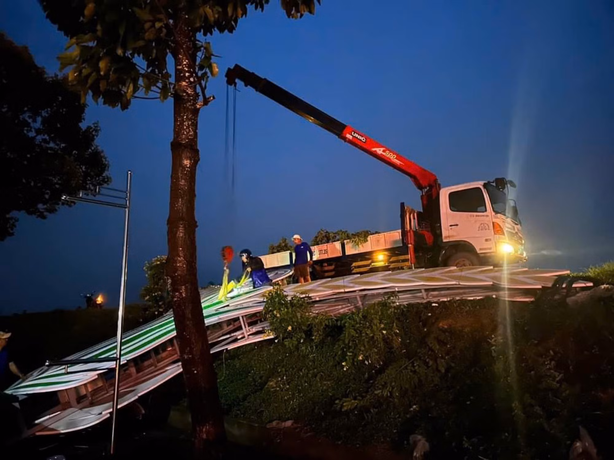 Khắc phụ sự cố mưa dông làm tốc mái nhà dân ở Long An -0