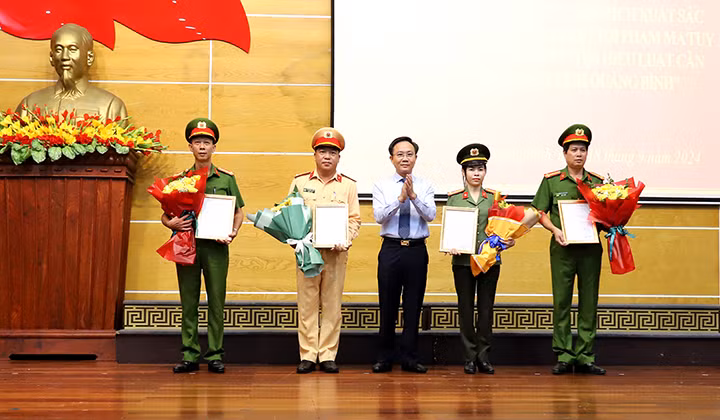 Trao thưởng cho các các tập thể, cá nhân đạt thành tích xuất sắc về phòng, chống tội phạm -0