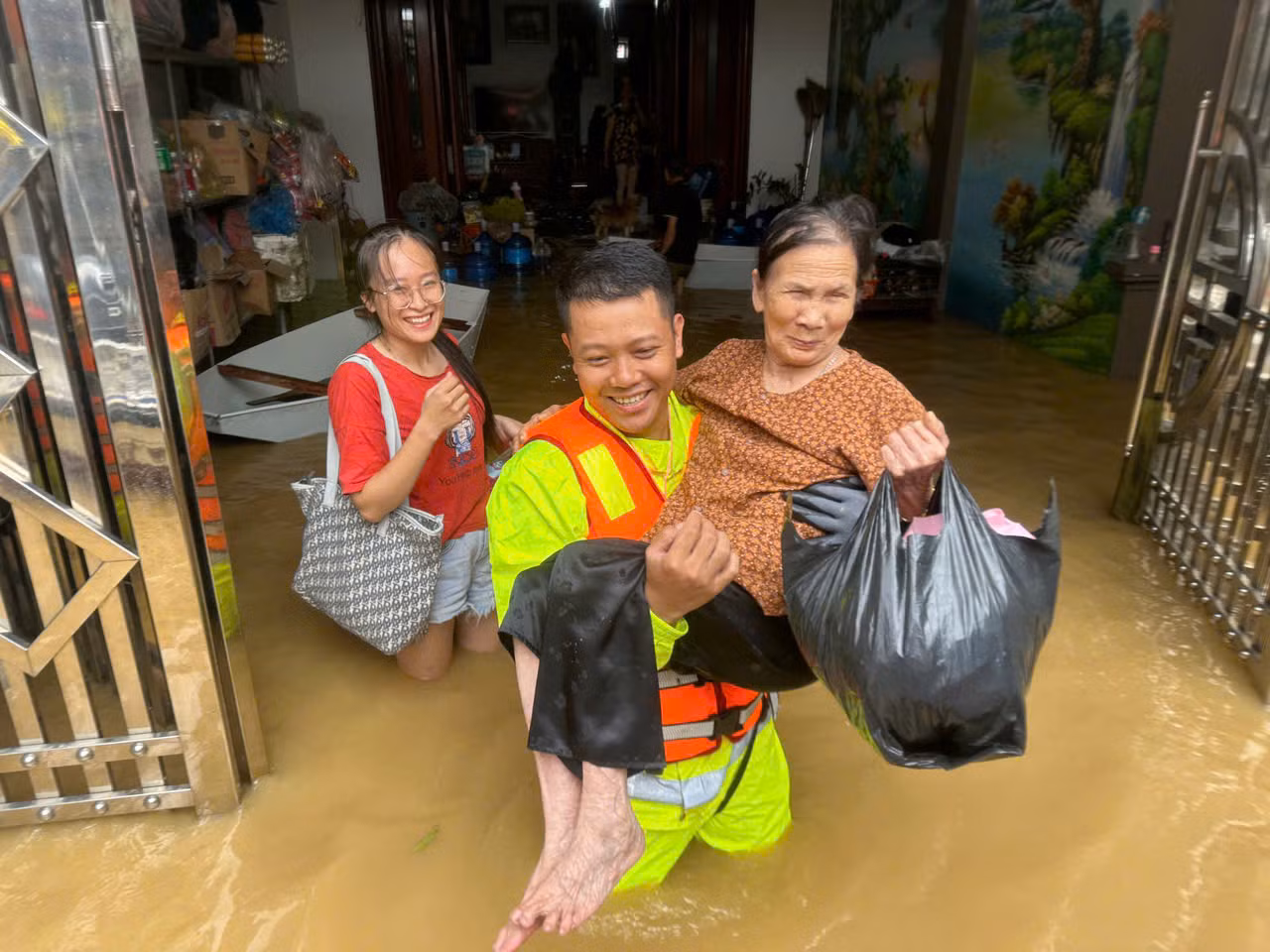 Công an Bắc Giang tiếp tục di dân các huyện vỡ đê bối đến nơi an toàn -0