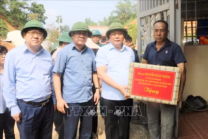 Đồng chí Nguyễn Xuân Thắng thăm, động viên người dân vùng lũ Yên Bái -0