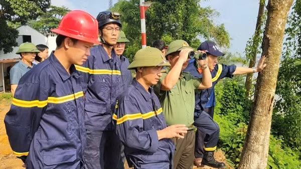 Công an và Quân đội tổ chức tìm kiếm nạn nhân, trục vớt phương tiện gặp nạn tại cầu Phong Châu