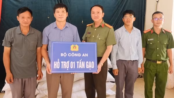 Bộ Công an hỗ trợ 1 tấn gạo cho nhân dân xã Quang Vinh bị ảnh hưởng thiên tai lũ lụt