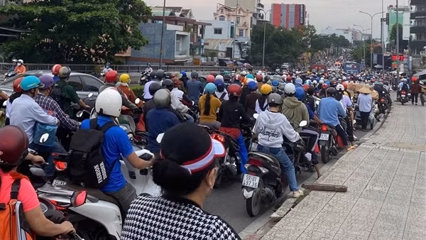 Xe tải tông người đi xe đạp tử vong gây ùn tắc giao thông