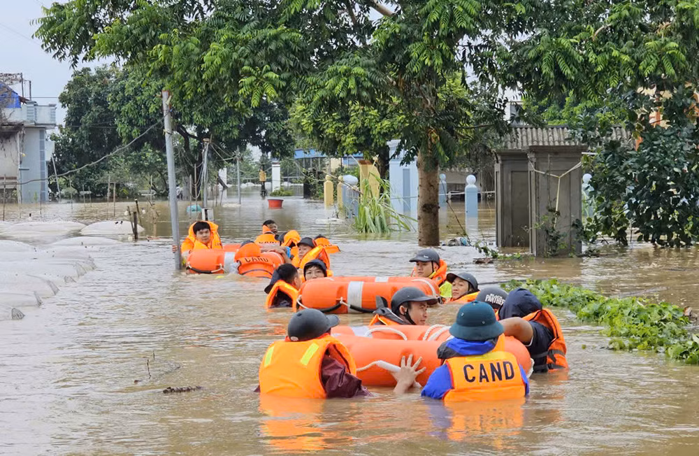 Sáng ngời hình ảnh Công an Nam Định chạy đua với nước lũ giúp dân -0