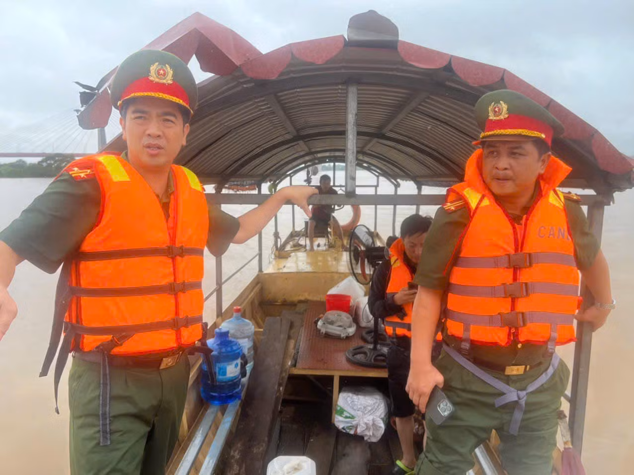 Công an quận Tây Hồ đưa 2 người dân tại sông Hồng vào bờ an toàn -0
