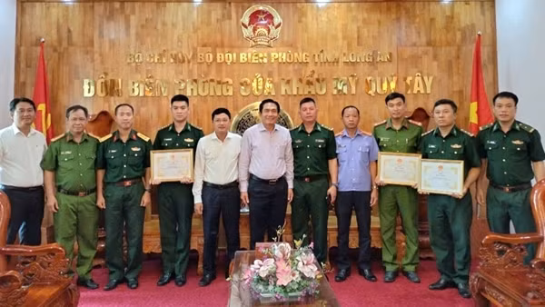 Khen thưởng 2 đơn vị liên tiếp phá các vụ án nóng trên tuyến biên giới