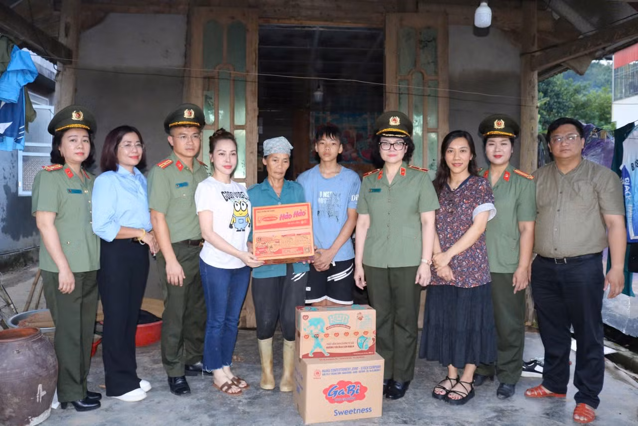 Đoàn Thanh niên, Hội Phụ nữ, Công đoàn CAND xung kích, đồng hành cùng nhân dân và CBCS vùng lũ lụt -0