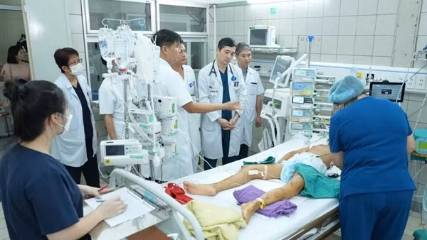 Bệnh viện Bạch Mai hội chẩn với chuyên gia Nhật để cứu cháu bé Làng Nủ