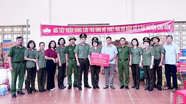 Sẻ chia khó khăn với bà con vùng lũ Bắc Kạn