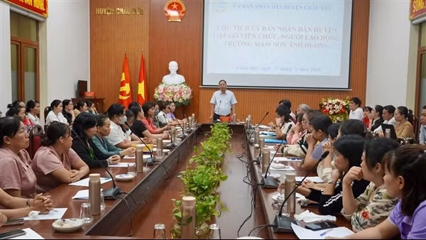 Vụ khay cơm “bèo bọt”: Các giáo viên mầm non bật khóc khi đối thoại với Chủ tịch huyện