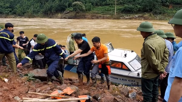 Lào Cai: Gần 100 CSBS Công an nỗ lực cứu nạn khu vực sạt lở tại thôn Nậm Tông