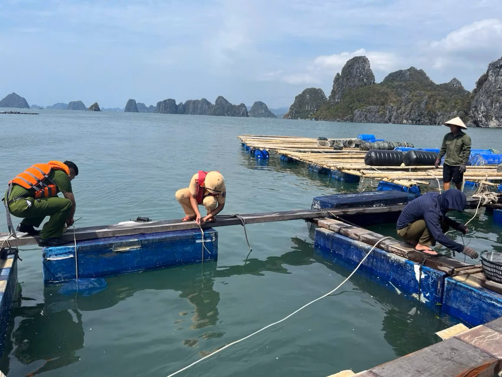Ngư dân vùng tâm bão kiên cường vượt khó khăn để khắc phục hậu quả -0