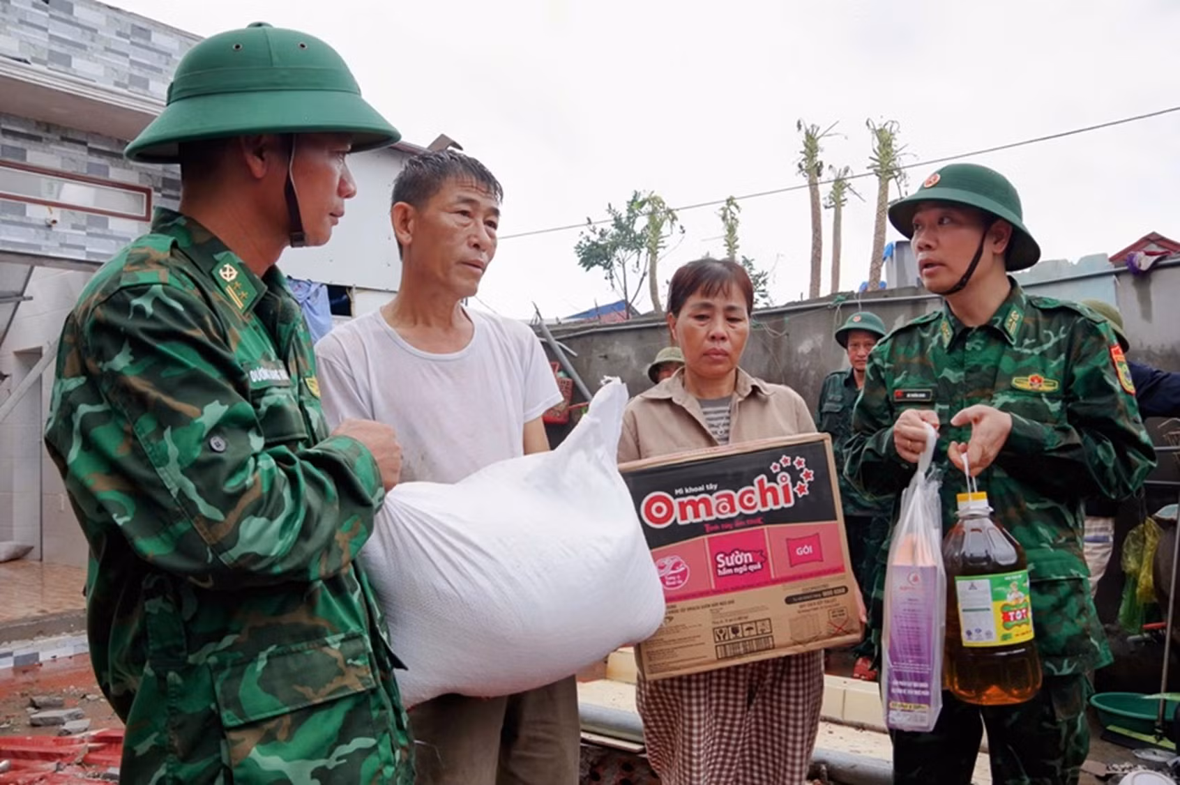 Ấm áp tình người sau siêu bão -0