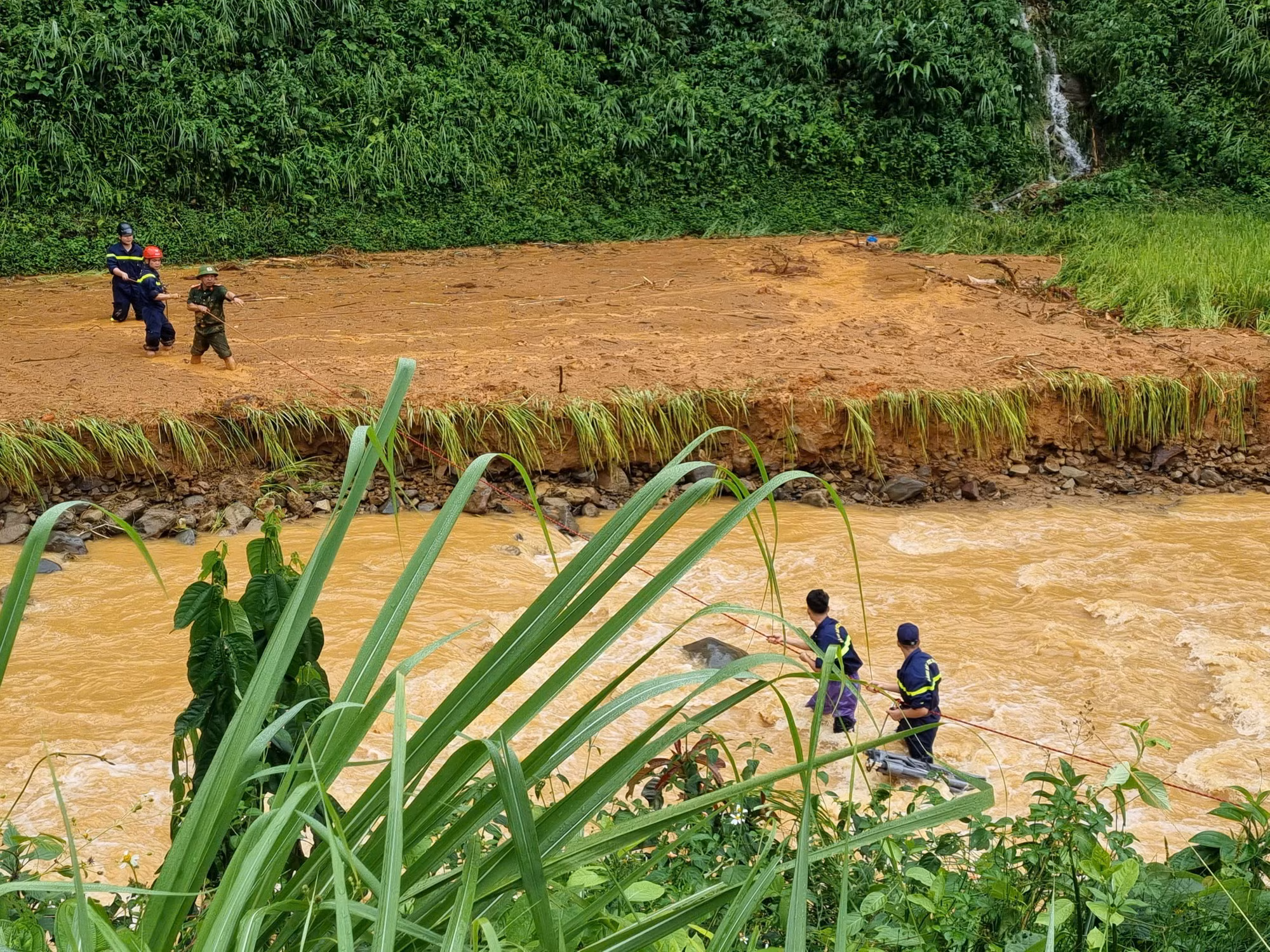 Công an Cao Bằng mang mì, gạo, suất ăn hỗ trợ người dân vùng ngập lụt ảnh 1 Huy động hàng nghìn lượt cán bộ, chiến sĩ giúp dân ứng phó với mưa lũ sau bão số 3 -0