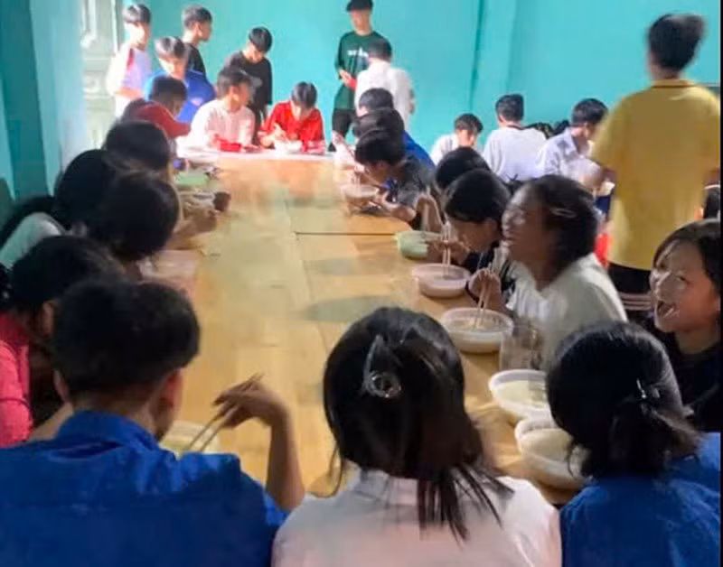 Những hình ảnh đầu tiên về 142 giáo viên, học sinh thoát nạn vụ sập nhà bán trú -1