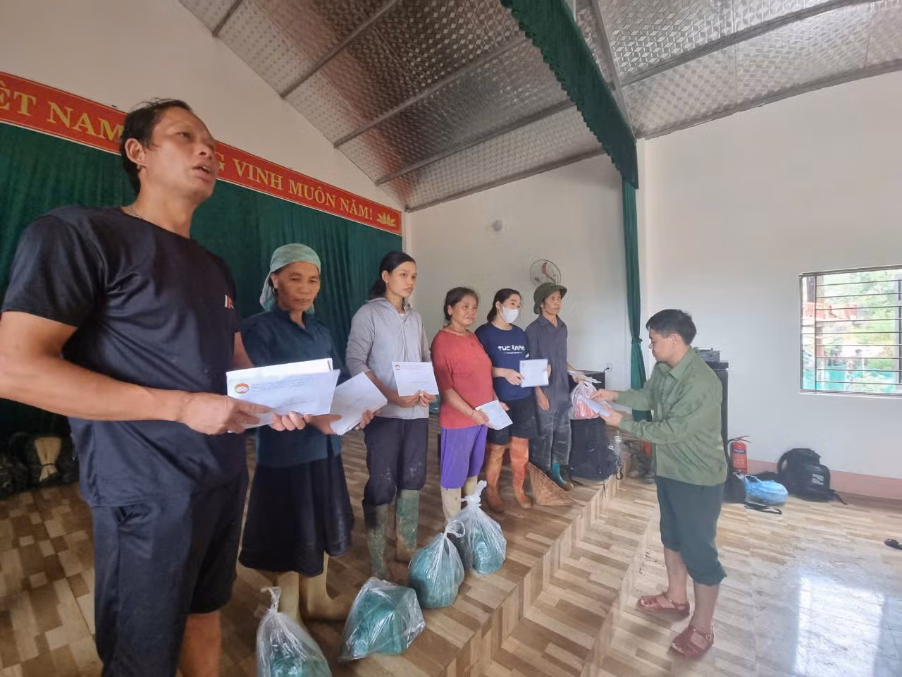 Tập trung hỗ trợ thân nhân các gia đình nạn nhân tử vong trong trận lũ quét kinh hoàng ở Làng Nủ, Lào Cai -0