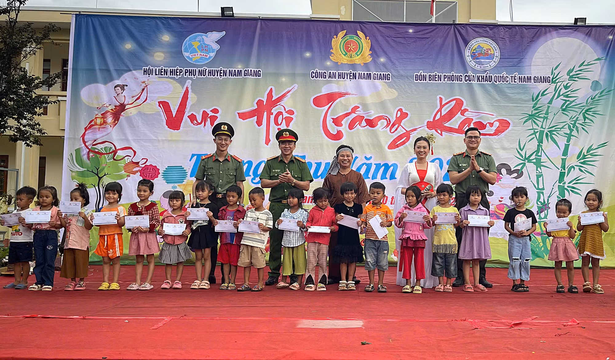 Mang Tết Trung thu đến với trẻ em vùng biên giới ở Quảng Nam -0