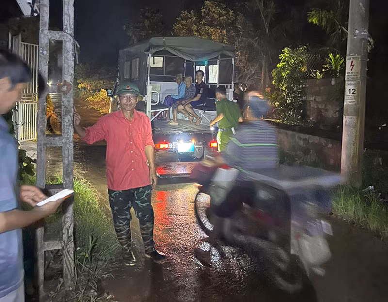 Công an xã Thụy Lôi giúp dân khắc phục hậu quả mưa lũ -1